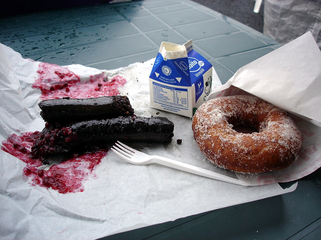 Lingonberry - Mustamakkara, lingonberry jam, milk and donut
